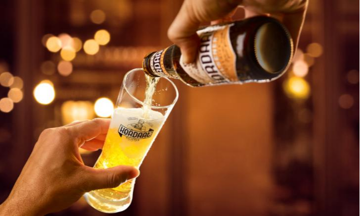 Kordaat bier inschenken